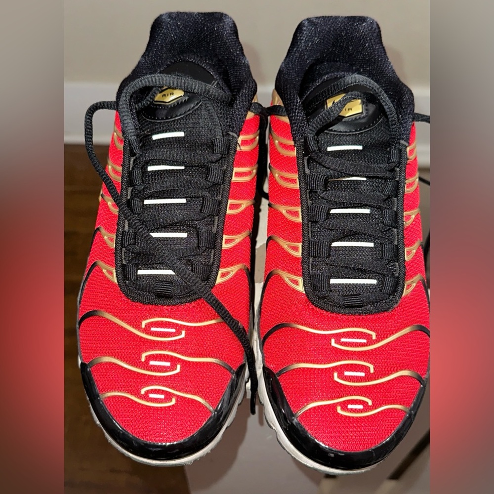 WMNS AIR MAX PLUS
UNIVERSITY RED/METALLIC GOLD
UNIVERSITE ROUGE/OR METALLIQUE